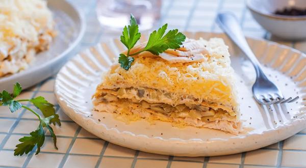 Блинный салат с копченой курицей