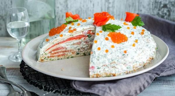 Блинный торт с лососем