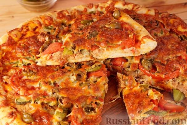 Пицца с двойным дном, соевым мясом, маринованными огурцами и оливками