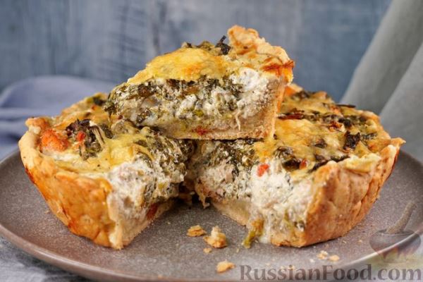 Открытый песочный пирог с рыбой и щавелем