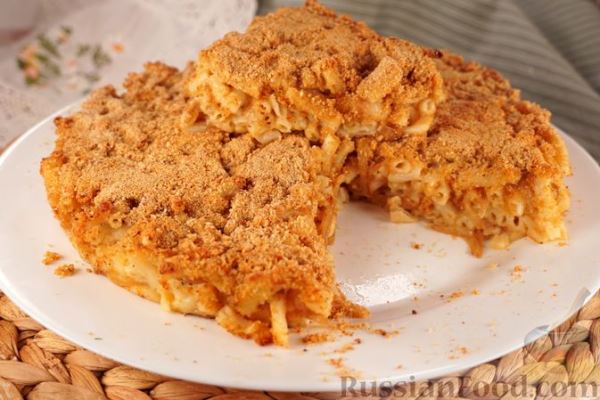 Запеканка из макарон с карамелизированным луком и сырным соусом