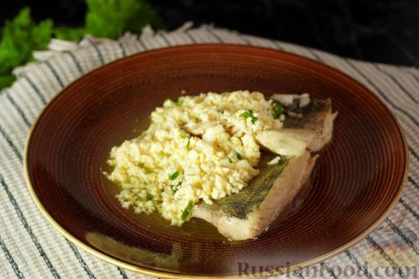 Отварной судак с яично-масляным соусом