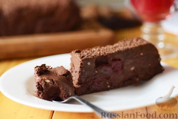 Шоколадная помадка с вишней и миндалем