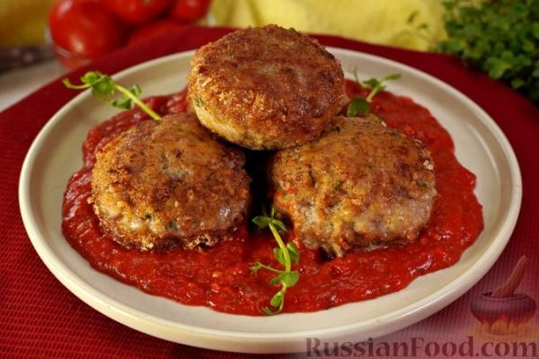 Пыржоале (жареные мясные котлеты) с томатным соусом
