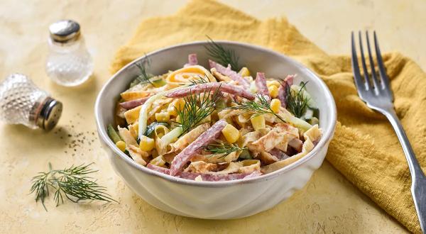 Блинный салат с кукурузой, колбасой и огурцами