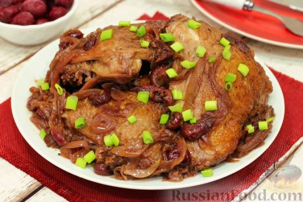 Куриные бёдрышки, тушенные с вишней и коньяком
