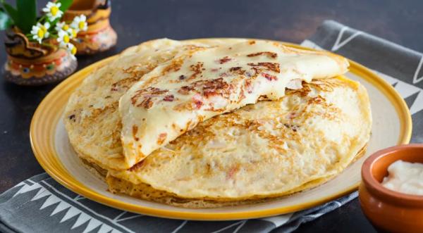 Блины на кефире с луком и шкварками