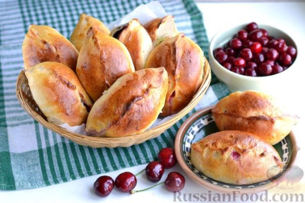 Дрожжевые пирожки с вишней и шелковицей (в духовке)