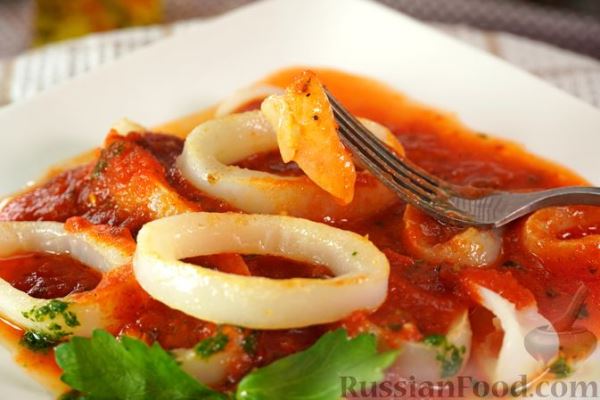 Кальмары на гриле, с томатным соусом