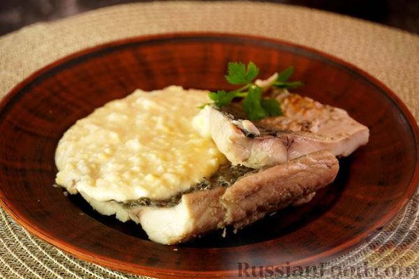 Отварной карп под белым соусом из хрена