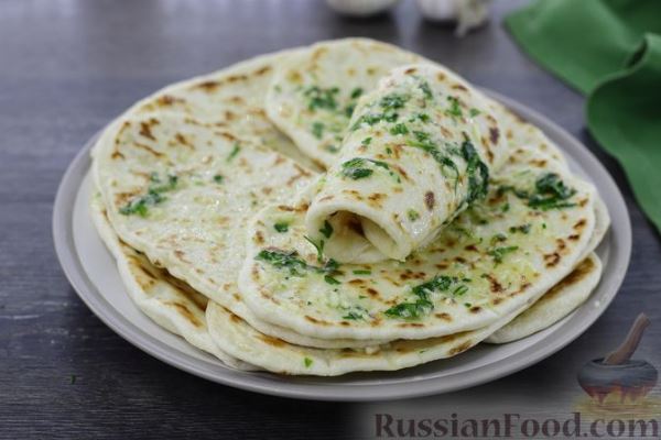 Индийские лепёшки наан с чесночным маслом (без дрожжей)