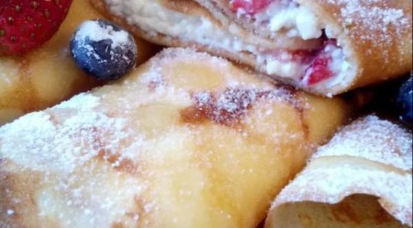 Блины с фруктами и творогом