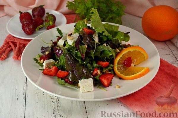 Салат из микса зелени с клубникой и цитрусовой заправкой