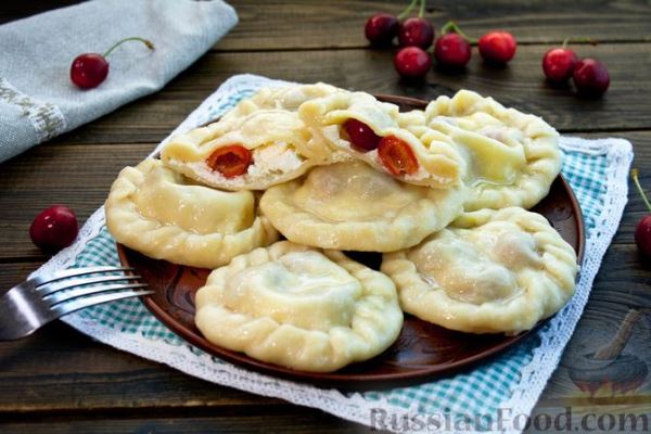 Вареники с творогом и черешней
