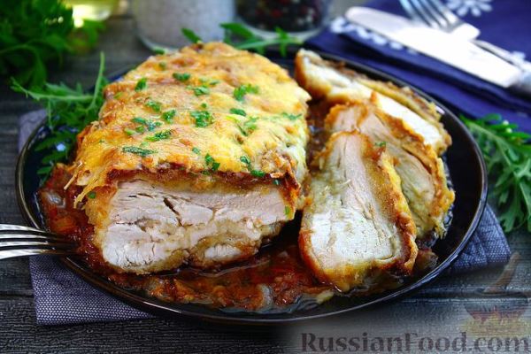 Куриное филе в панировке, запечённое с томатным соусом и сыром