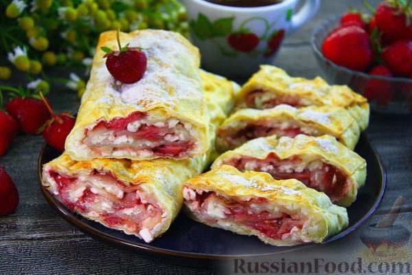 Рулет из лаваша с творогом и клубникой
