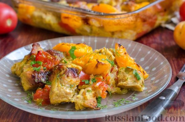 Свинина, запечённая с абрикосами и помидорами