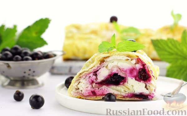 Рулет из лаваша с творогом и чёрной смородиной