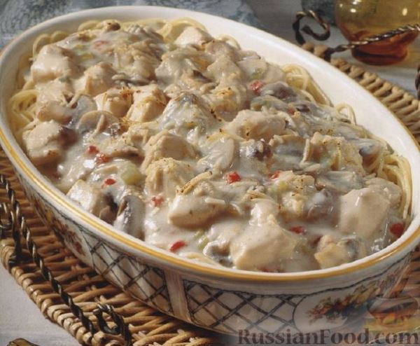 Вермишелевая запеканка с куриным филе, грибами и вишнями