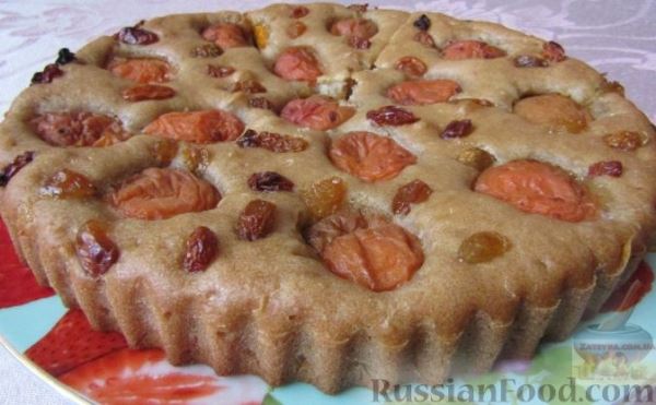 Постная медовая коврижка с абрикосами и изюмом