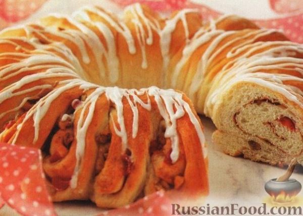 Рулет с орехами, корицей и вишнями