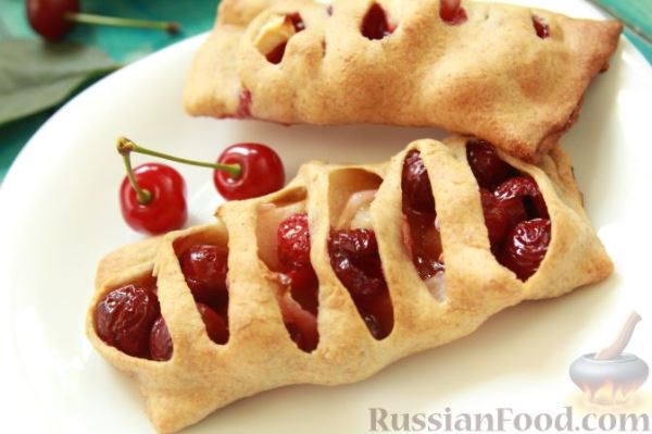 Пирожки с вишней и яблоками, на сливочном тесте