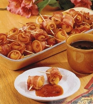 Фаршированная курага, запеченная в беконе