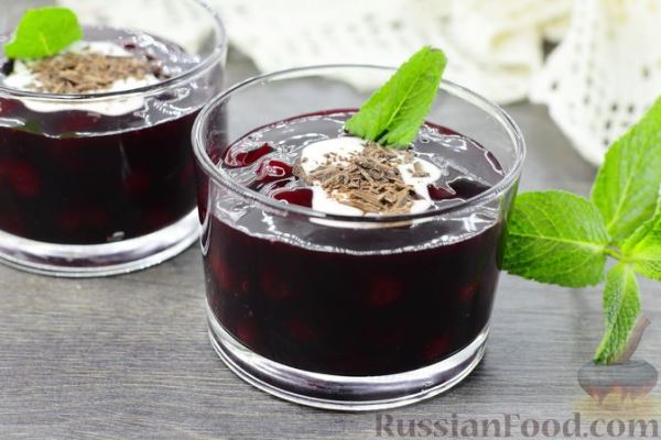 Десерт из вишни с красным вином и корицей