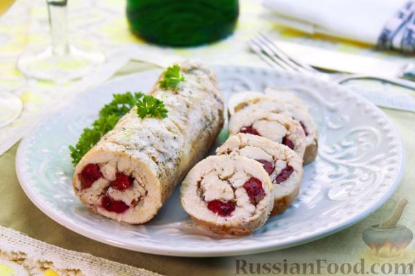 Рулеты из куриного филе с вишней, запечённые в фольге
