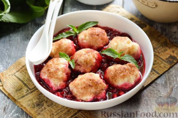 Клёцки в соусе из вишни, с корицей