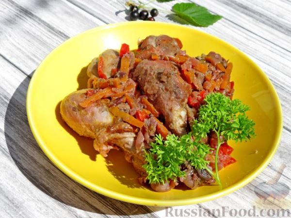 Курица, тушенная с овощами и смородиной