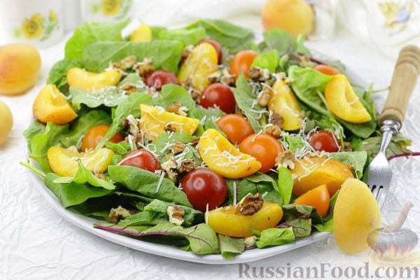 Салат с помидорами, абрикосами, сыром и орехами